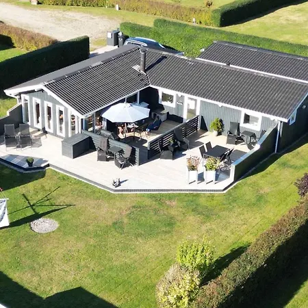Semesterbostad Lugnt Med Annex Och Fina Uteytor *