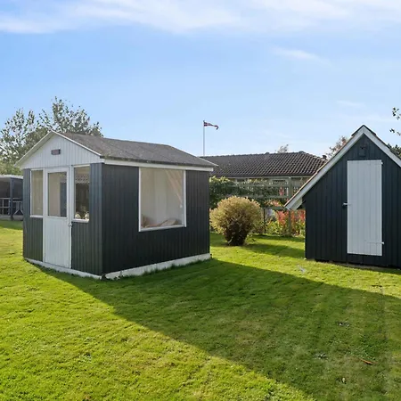 Lugnt Med Annex Och Fina Uteytor