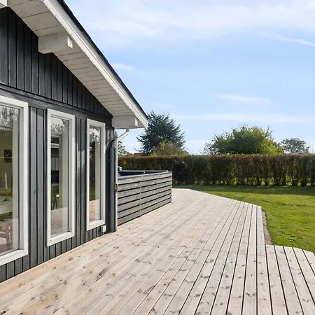 Semesterbostad Lugnt Med Annex Och Fina Uteytor Bogø By